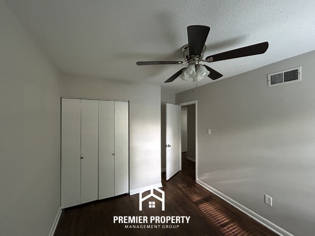 Building Photo - Unique 4BR/2BA Southaven Home | Hardwood Vaulted Sunroom & Fenced Yard