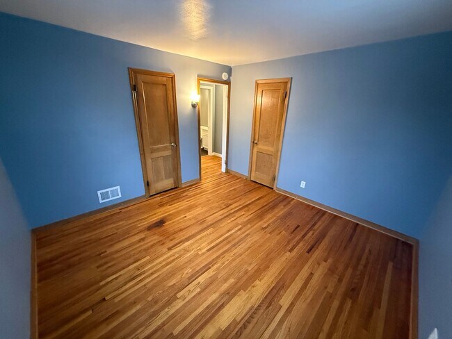 Building Photo - 2 Bed, 1 Bath Single-Family Home Close to Downtown!