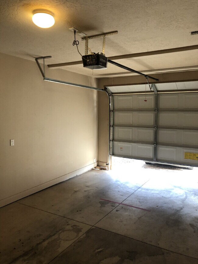 Building Photo - "Spacious 3-Bedroom Townhouse Retreat with 2.5 Baths in the Heart of Washington, UT!"