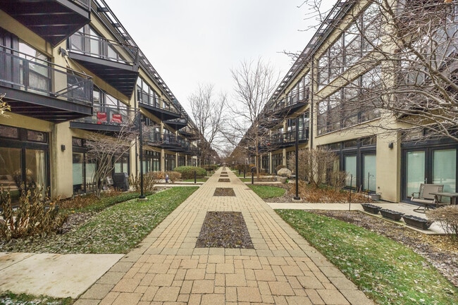 Building Photo - 1000 W 15th St