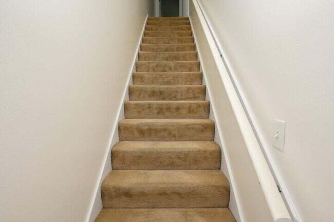 Building Photo - Move in ready Townhome in Fort Walton Beach close to Eglin AFB!