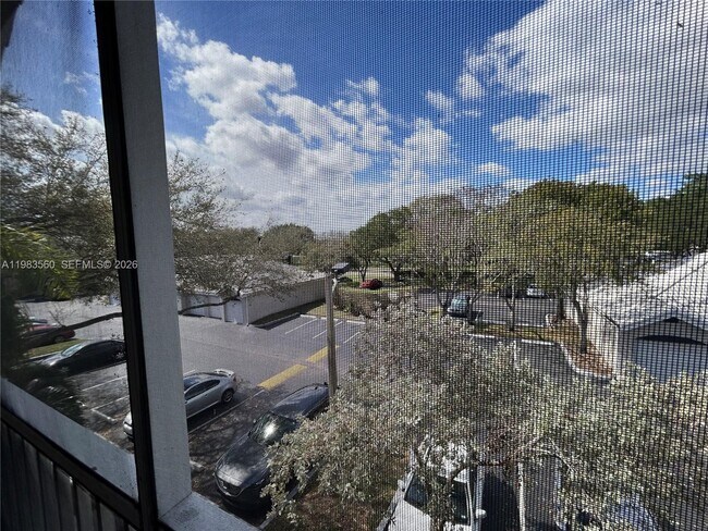 Building Photo - 2811 N Oakland Forest Dr