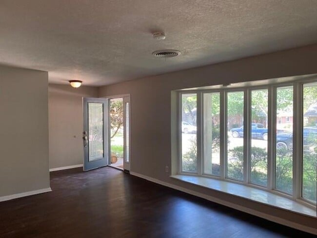 Building Photo - READY NOW! COME CHECK IT OUT!
