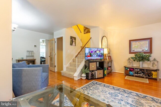 Building Photo - Stylish and Spacious Townhome with Open Floor Plan and Updated Kitchen