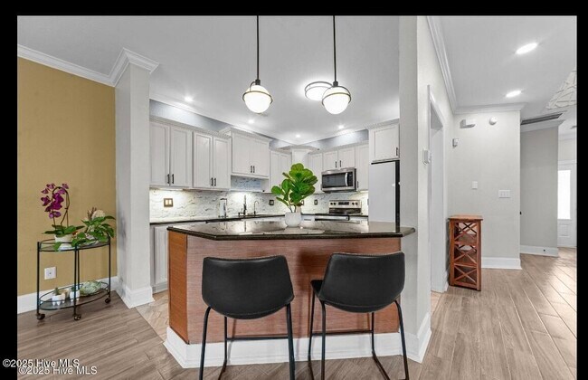 Building Photo - 1625 Brook Hollow Dr