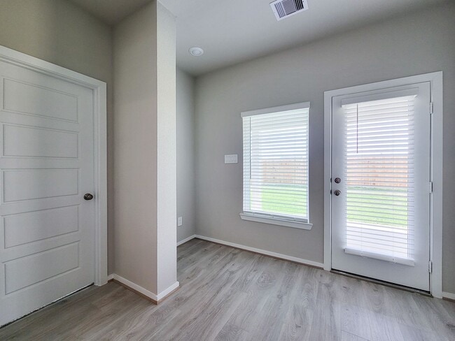 Building Photo - Single-story layout features a bright, open concept living area, dining space, and kitchen. Pebbl...