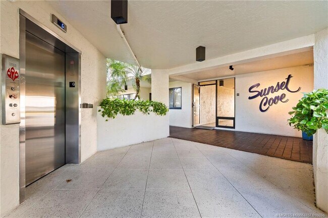 Building Photo - 625 NW North River Dr