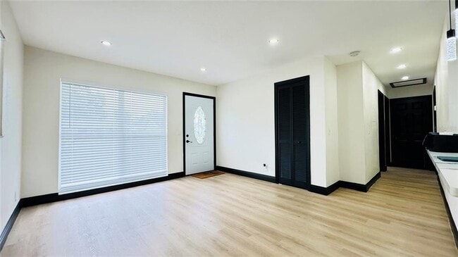 Building Photo - 7017 S Sandhurst Dr