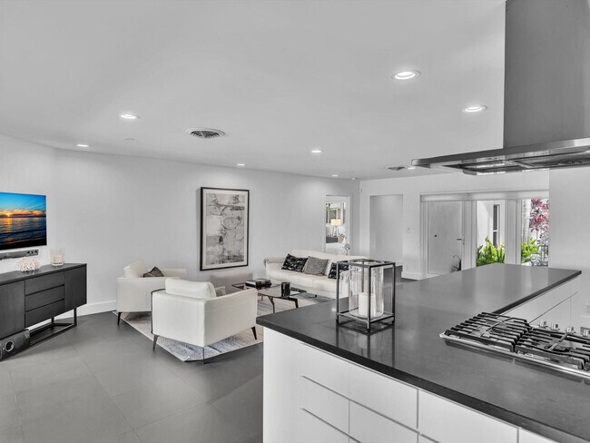 Building Photo - 1640 NE 43rd St