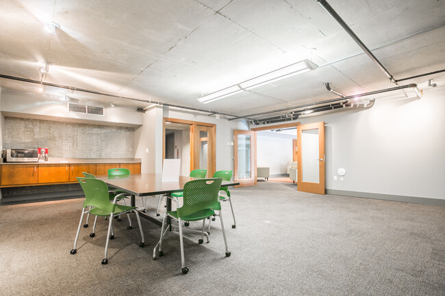 Building Photo - STRIKING Air Conditioned Loft Over Elliot Bay