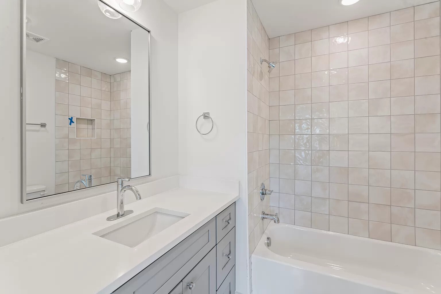 Building Photo - 2033 Maple View Ln