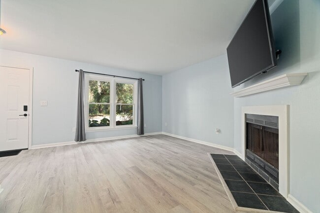 Building Photo - Modern Comfort on James Island!