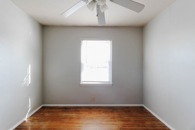 Building Photo - PRELEASING for AUGUST! Close to Campus