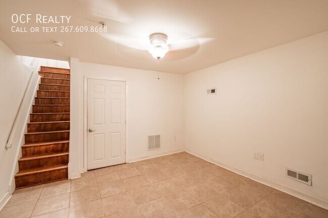 Building Photo - 1431 Lombard-Beautiful Apt-Private Yard-Fi...