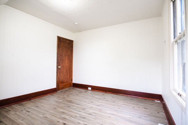 Building Photo - HALF OFF FIRST MONTH - Large 3BR PLUS Bonu...