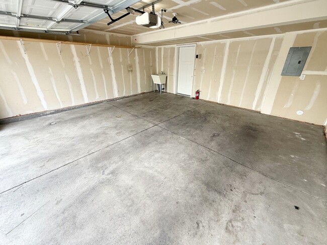 Building Photo - 676 E 550 S