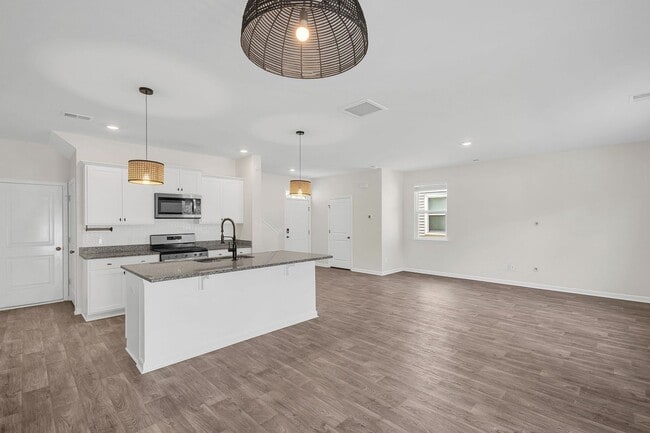 Building Photo - 4 Bedroom 3 Bath Home Located in Shell Poi...