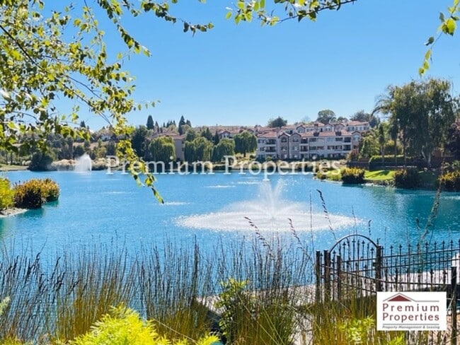 Building Photo - Beautiful 2BD/2BA Condo Unit in the Gated Community of Lakemont at Canyon Lakes- San Ramon