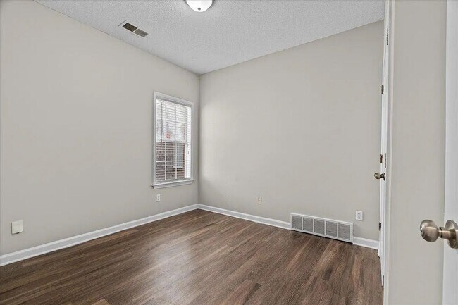 Building Photo - Available Now! 3 Bedroom 2 Bathroom Home i...