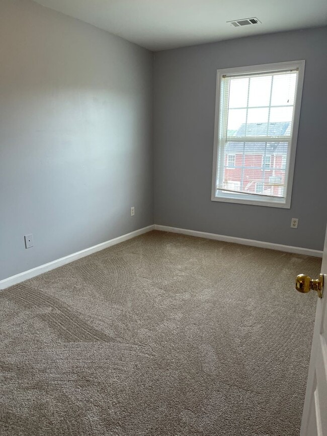 Building Photo - Spacious Townhouse