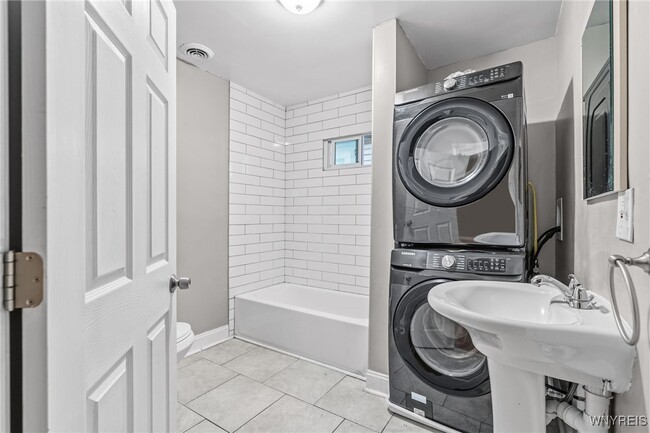 Building Photo - 2342 Seneca St