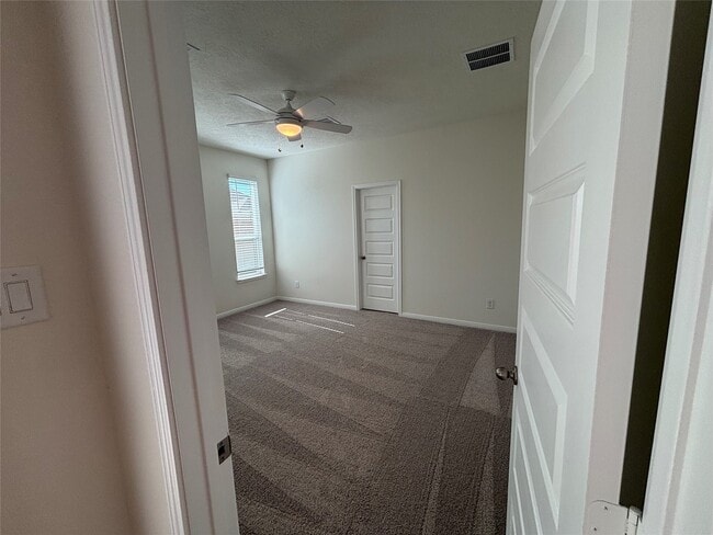 Building Photo - 4872 Sun Fls Dr