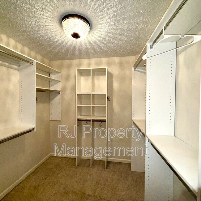Building Photo - 8610 Dena Cove W