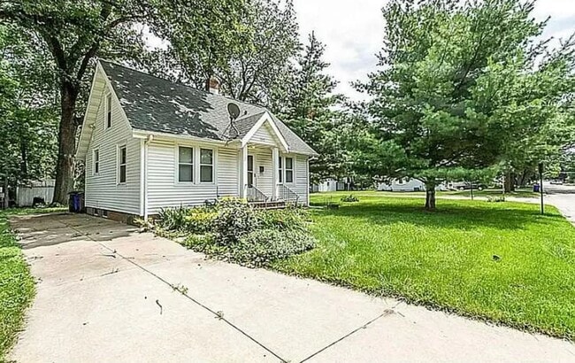 Building Photo - 390 30th St SE