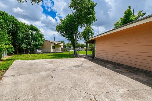 Building Photo - 7602 Turquoise Ln