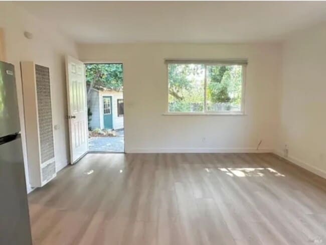 Building Photo - Lovely 1 Bedroom 1 Bath with a Beautiful Back Yard