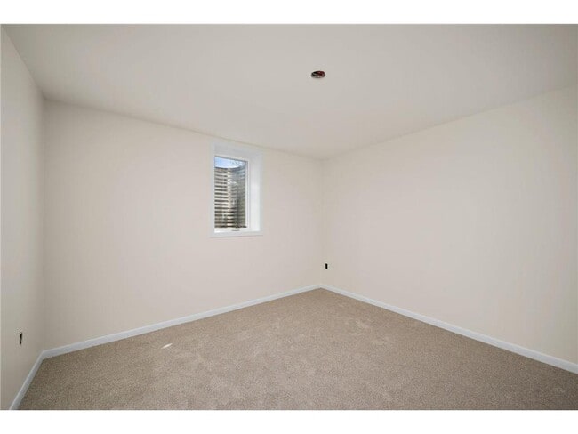 Building Photo - 953 Redwood Dr