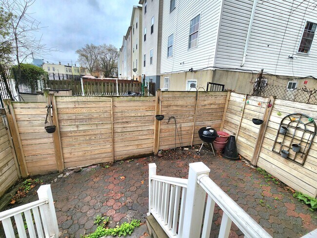 Building Photo - 17 Claremont Ave