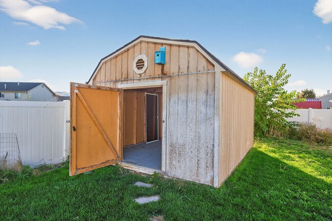 Building Photo - Impressive 5 bed/3 bath twin home in Chubbuck with just under 3000 square feet.