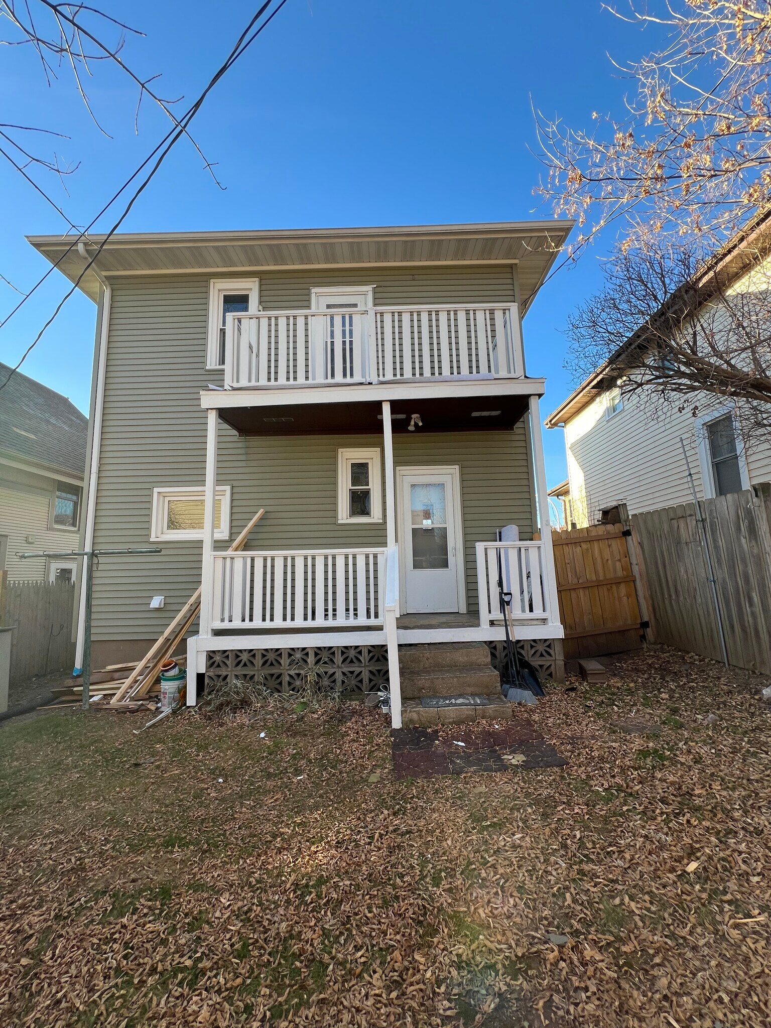 Building Photo - 904 N 6th Ave E