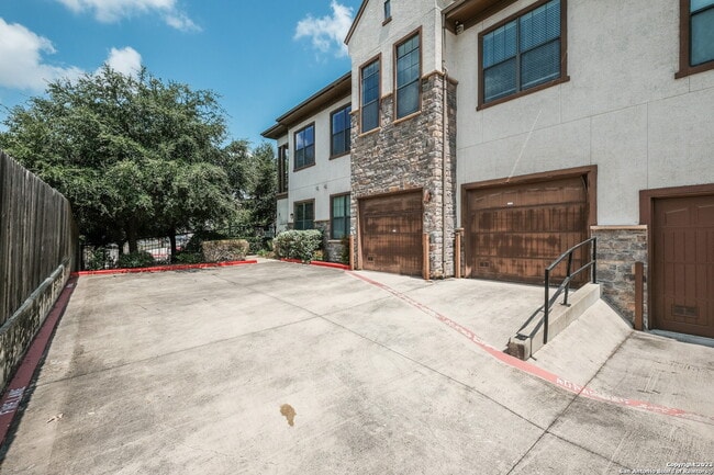 Building Photo - 7342 Oak Manor Dr