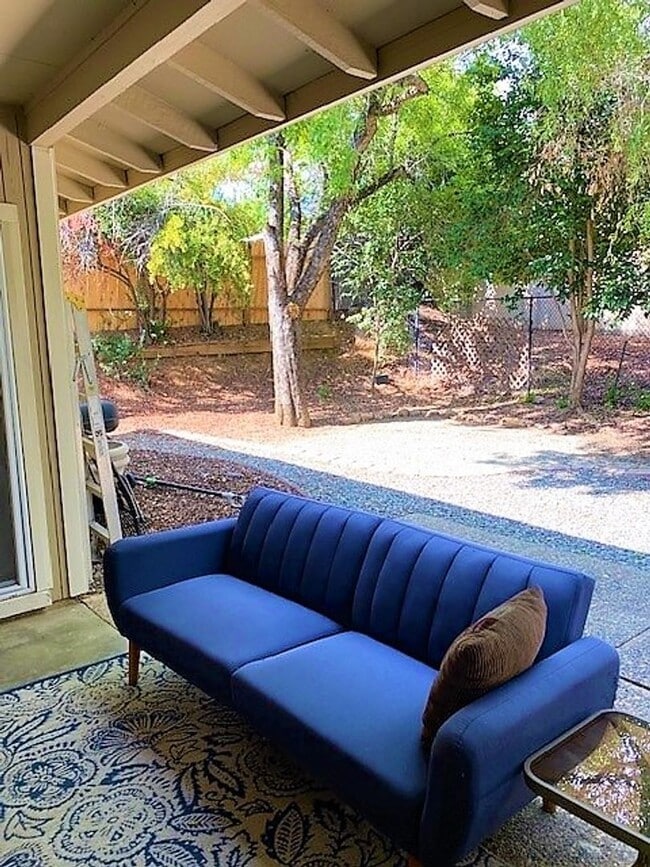 Building Photo - Lovely Home in W. Redding!!