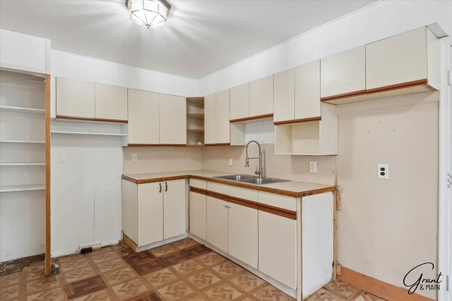Building Photo - 2 bedroom $1300