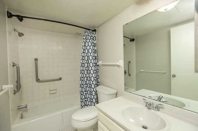 Building Photo - Unbeatable Views, Ample Amenities, 2 Bed 1...
