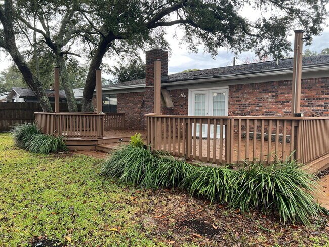 Building Photo - 723 Clark Dr