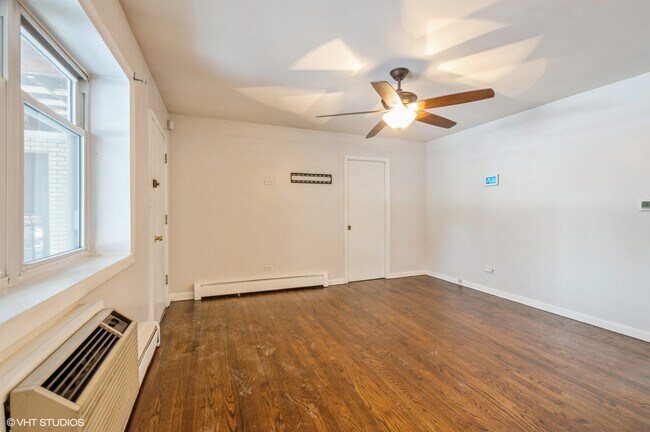 Building Photo - 4258 N Greenview Ave