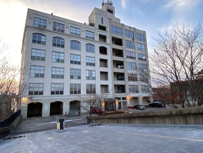 Building Photo - EastSide / Shadyside! Hardwood/Brick/Lots of Windows! Incredibly Spacious! Call Today!