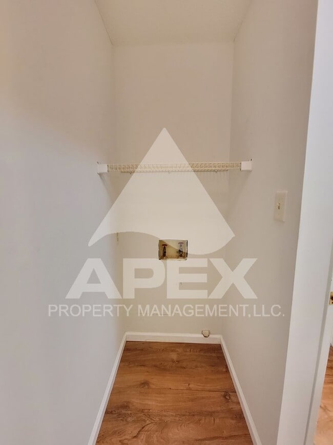Building Photo - Beautiful 2Bd - 1.5 Bath Condo in West Kno...