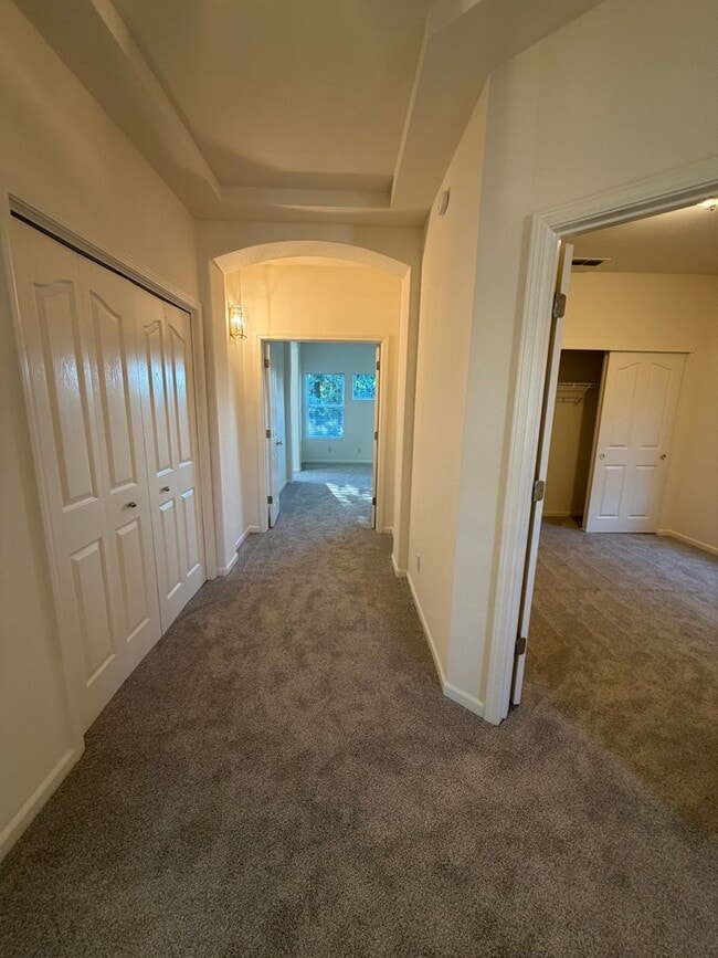 Building Photo - 549 Cascade Dr