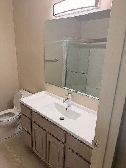 Building Photo - 525 N San Mateo Dr