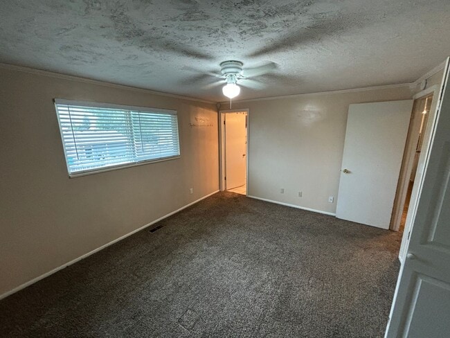 Building Photo - Nice and Spacious Orem Home