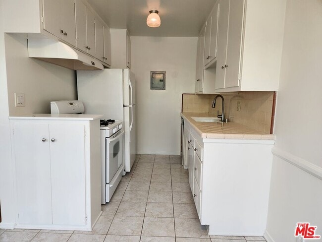 Building Photo - 8853 Alcott St