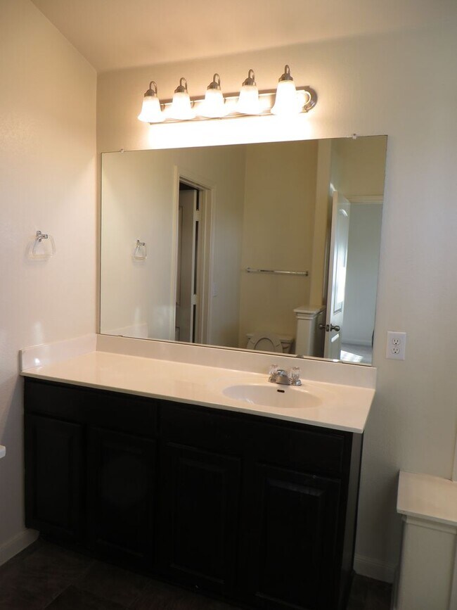 Building Photo - 3 Bedroom 2.5 Bathroom: Georgetown- Pinnacle Home