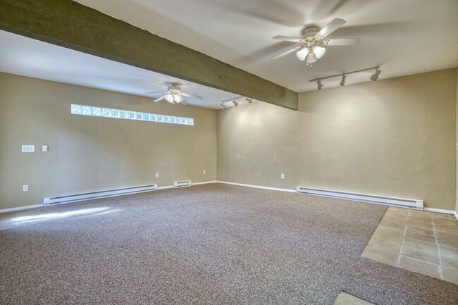 Building Photo - Charming 4 BD/1.5 BA Gunbarrel Home with G...