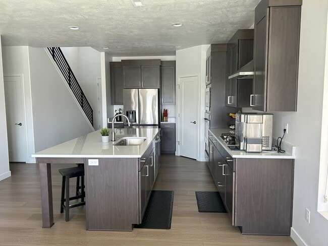 Building Photo - 5 Bed/3 Bathroom house in America Fork