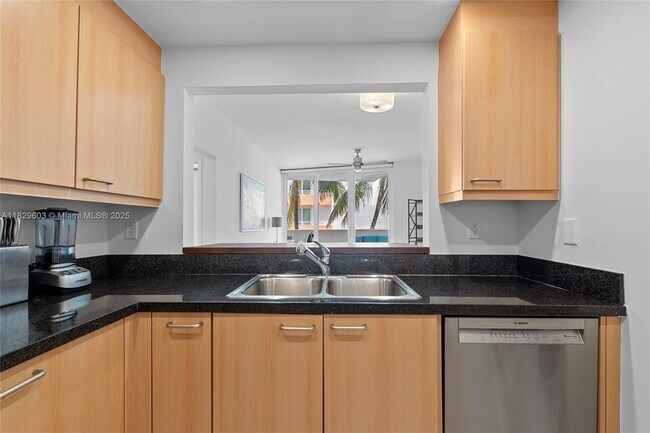 Building Photo - 225 Collins Ave
